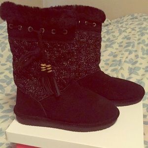 Women's used Bearpaw boots.